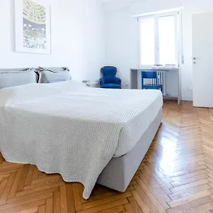 Flat 5 Min From Duomo With Park For Small Cars Milán